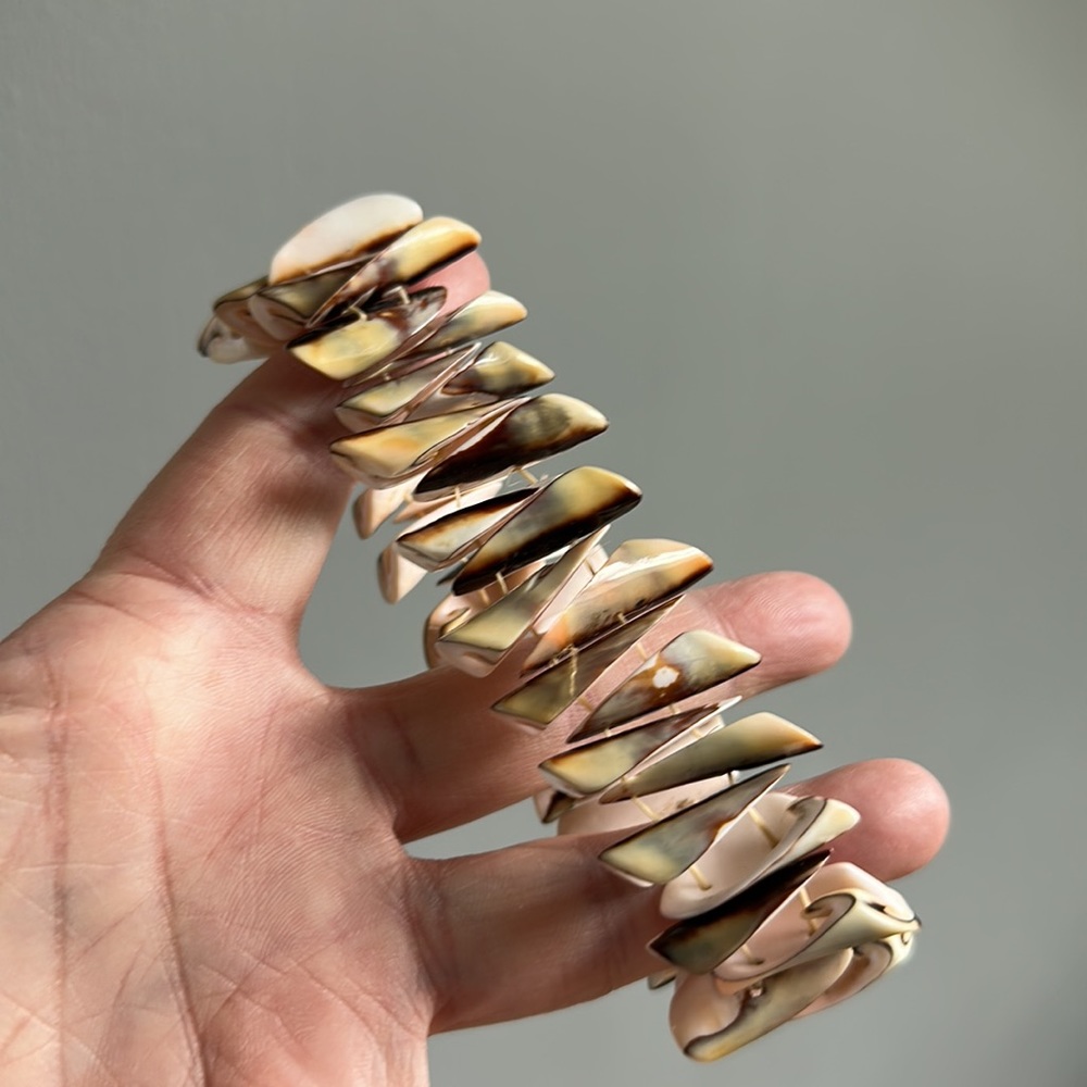 Dramatic Earthy Shell Stretch Bracelet - Picture 5 of 8